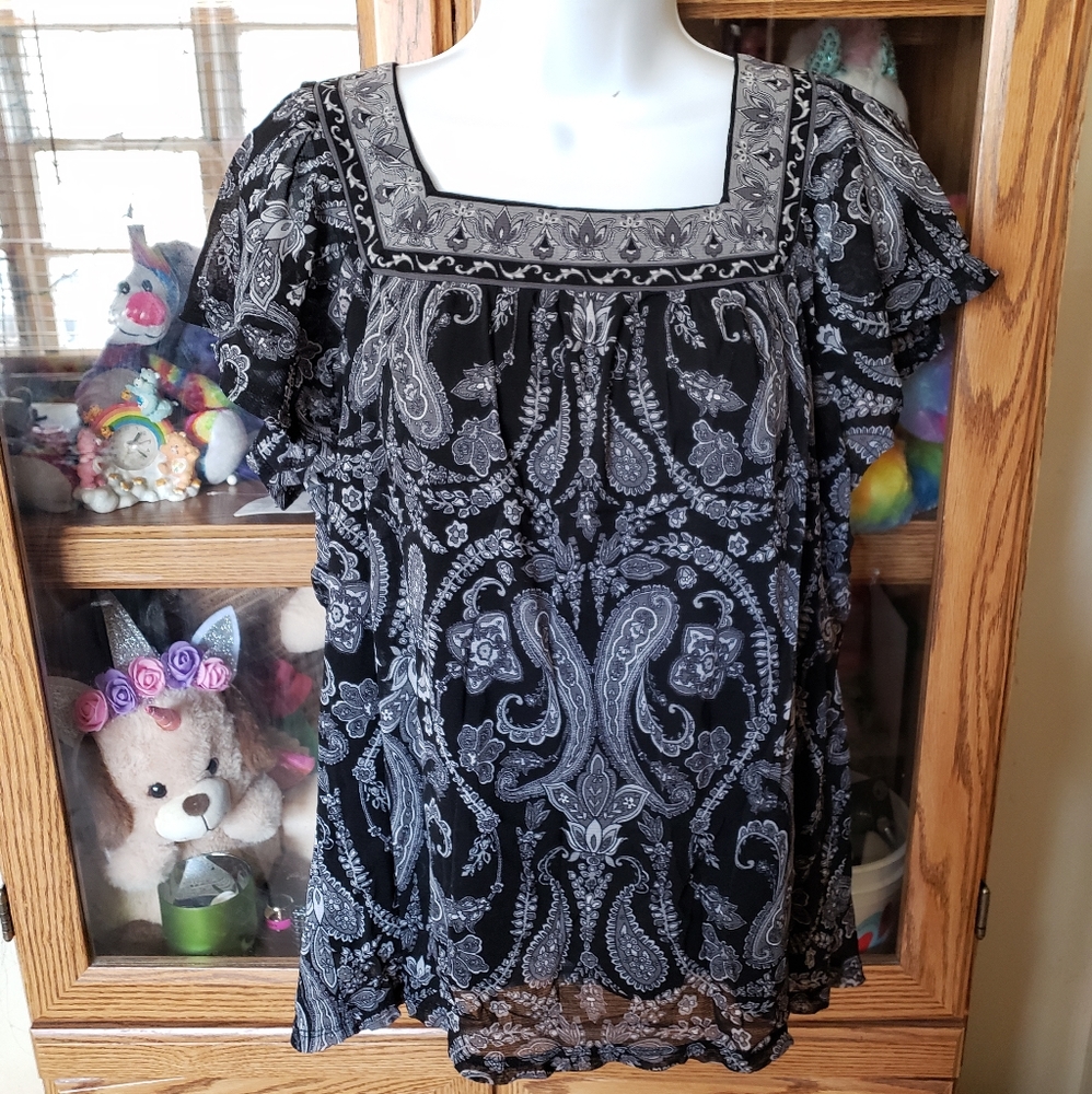 Flowy black and gray top⭐💕